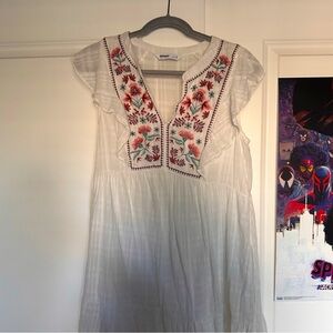 Sonoma white babydoll dress with floral patterns. Size medium in women’s sizing.
